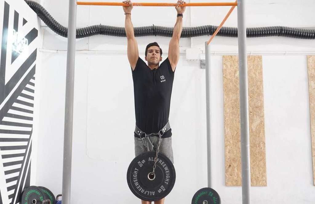 man weighted pull ups