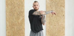 arm across chest tricep stretch